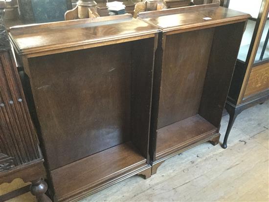 Pair of open dwarf mahogany  bookcases(-)